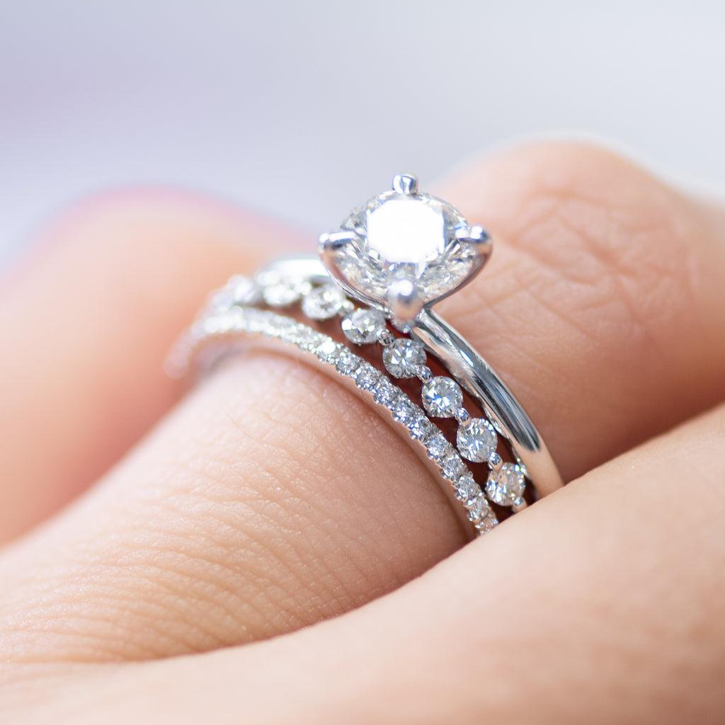 Shared prong deals diamond band